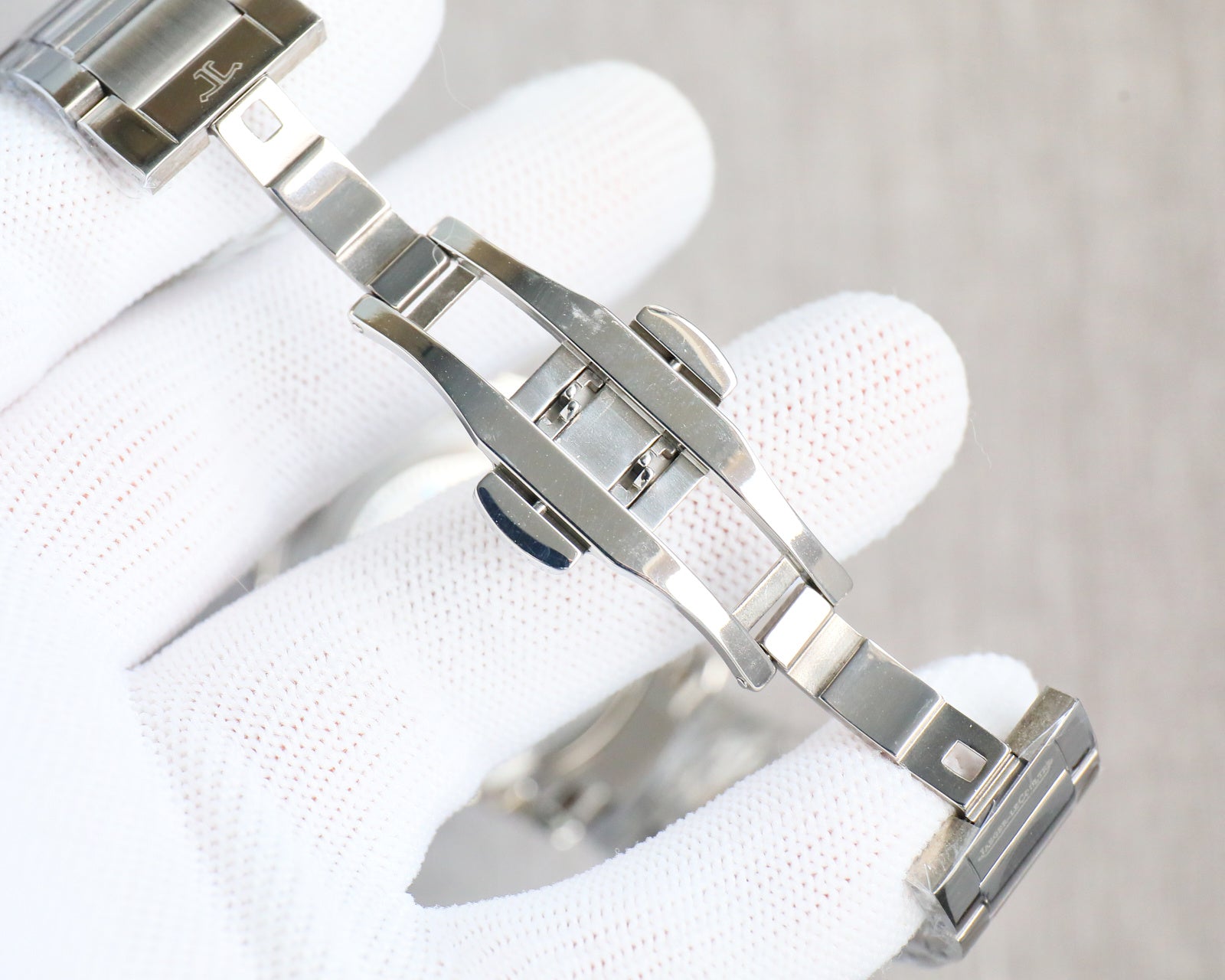 Jaeger-LeCoultre Master Control Watch G052 - product view 8